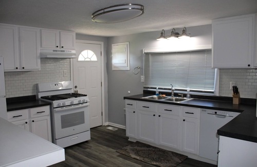 Owensboro House | Centrally located 3 bdrm 2 bath quaint house with a yard. Pet friendly.