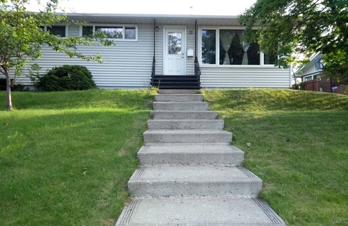 Southwest Calgary House | Centrally located 3 Bedroom Bungalow. Steps from Chinook mall
