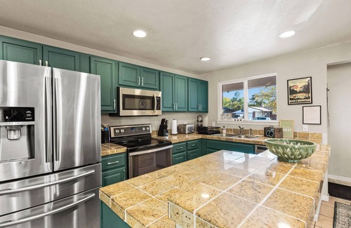 Broomfield House | Centrally Located 3 Bed Master Suite with Firepit