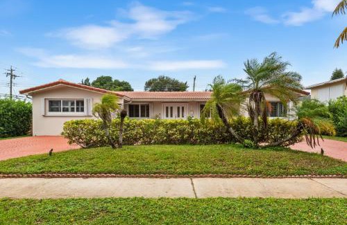 Hollywood Hills House | Centrally Located 4BD Oasis with Pool & Movie Patio
