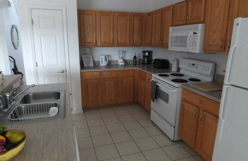 Highgate Park House | Centrally located 4BR/3BA with South Facing Pool
