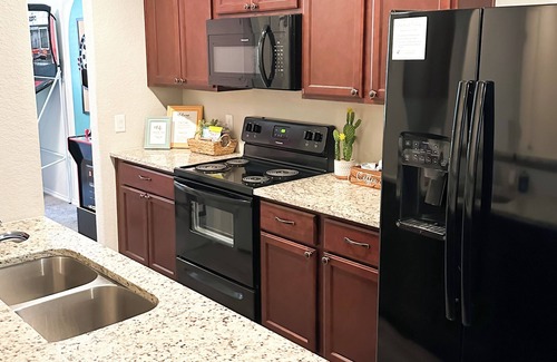 West San Antonio House | Centrally located - 5 mi to Lackland BMT& SeaWorld - 15 mi riverwalk
