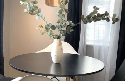 Mercedes Condo | Centrally located apartment with full kitchen and free parking