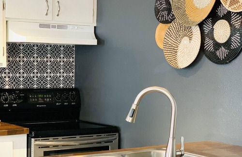 Mercedes Condo | Centrally located apartment with full kitchen and free parking