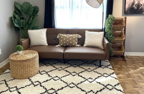 Mercedes Condo | Centrally located apartment with full kitchen and free parking