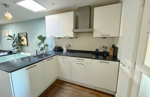 Jordaan Apartment | Centrally Located Comfortable Renovated Monument Apartment