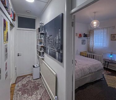 Shacklewell House | Centrally Located Comfortable Room in London
