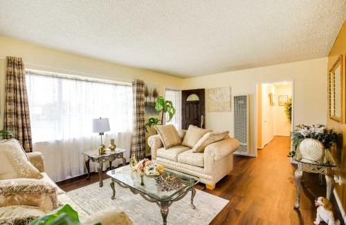 West Rancho Dominguez House | Centrally Located Compton Retreat Patio and Grills