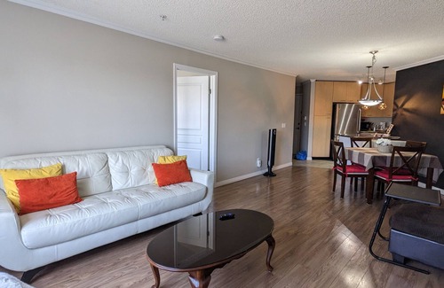 Lincoln Park Apartment | Centrally located condo with a BBQ, Office space + Gym + Underground Parking