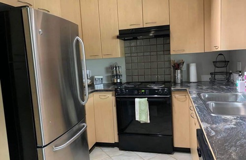 Lincoln Park Apartment | Centrally located condo with a BBQ, Office space + Gym + Underground Parking