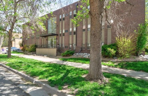 Cheesman Park Condo | Centrally located cozy 2 bedroom 1 bath condo next to large park
