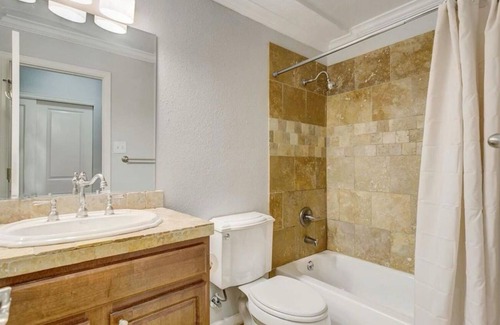 Cheesman Park Condo | Centrally located cozy 2 bedroom 1 bath condo next to large park