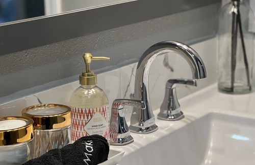Uptown Condo | CENTRALLY LOCATED! Freshly renovated Luxe Stay w JettedTub by Uptown