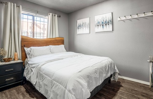Uptown Condo | CENTRALLY LOCATED! Freshly renovated Luxe Stay w JettedTub by Uptown