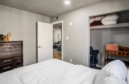 Uptown Condo | CENTRALLY LOCATED! Freshly renovated Luxe Stay w JettedTub by Uptown