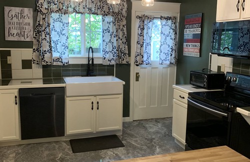 Colville House | Centrally located for all your activities!