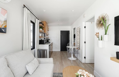 Talmadge House | Centrally Located Guest House with Private Patio