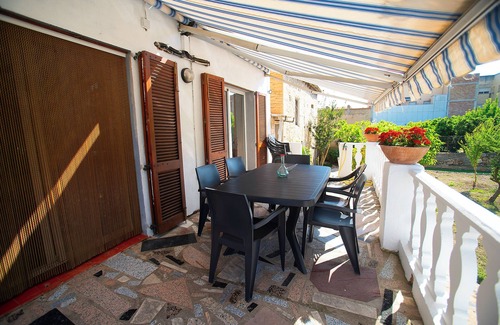 Benifallet House | Centrally located house in Benifallet with large garden, ideal for families, friends and pets.