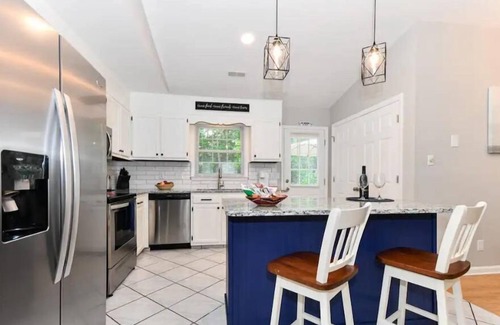 Greensboro House | Centrally Located ~ King Bed ~ Equipped for Long Stays