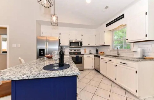 Greensboro House | Centrally Located ~ King Bed ~ Equipped for Long Stays