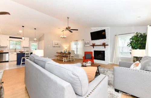 Greensboro House | Centrally Located ~ King Bed ~ Equipped for Long Stays