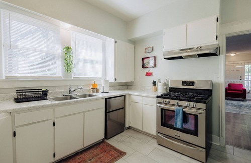 East Memphis House | Centrally Located King Bed Midtown Liberty 2695