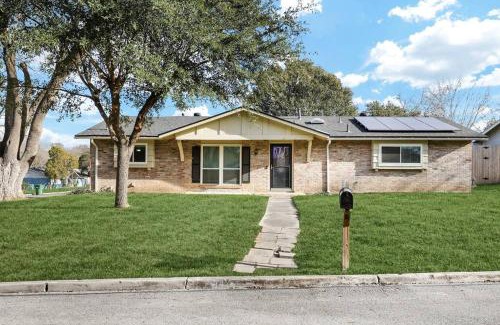 Vance Jackson House | Centrally Located Little Gem