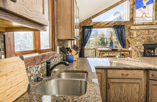 Silverthorne House | Centrally Located Mountain Getaway - Minutes From World Class Ski Resorts