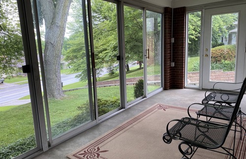 Owensboro House | Centrally Located Mid Century Traditional Home