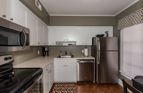 University Park House | Centrally Located Mins to Downtown Raleigh -2BR-2.5 BA Sleeps 4