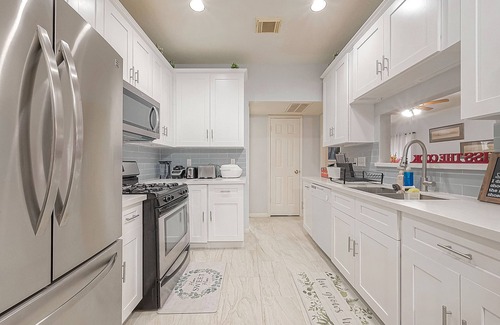Clear Lake House | Centrally located! Minutes from Bay Brook Mall and NASA!