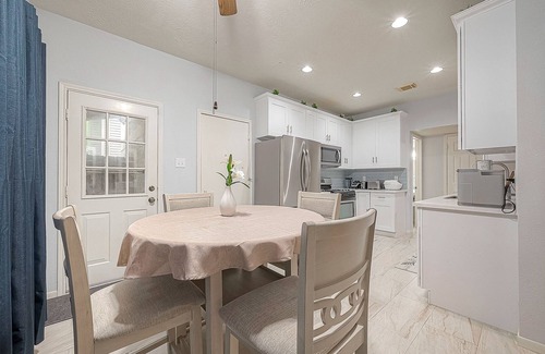 Clear Lake House | Centrally located! Minutes from Bay Brook Mall and NASA!