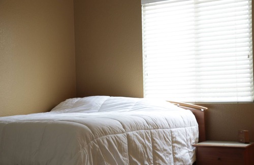 Vista Del Norte Alliance Condo | Centrally Located Modern Condo with luxury Steam Shower