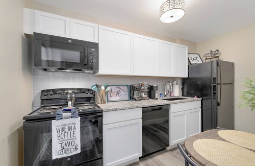 Wichita Apartment | Centrally Located Near Downtown W/In Unit W&D!