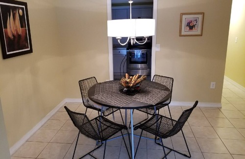 South Sarasota House | Centrally located Oasis