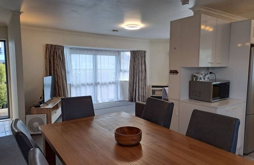Taupo House | Centrally located on Taupo's 'Best Street' with Wi-Fi