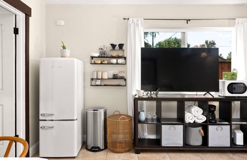 Chico House | Centrally Located Pet Friendly Guesthouse with Patio