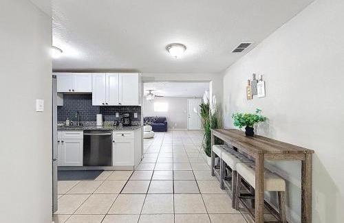 Tampa House | Centrally Located Pet Friendly Open Floor Plan