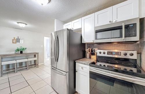 Tampa House | Centrally Located Pet Friendly Open Floor Plan