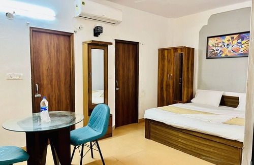 New Delhi Bed & Breakfast | Centrally located Property in South Delhi. Well connected With Metro and Roads