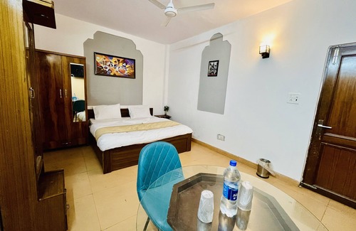 New Delhi Bed & Breakfast | Centrally located Property in South Delhi. Well connected With Metro and Roads