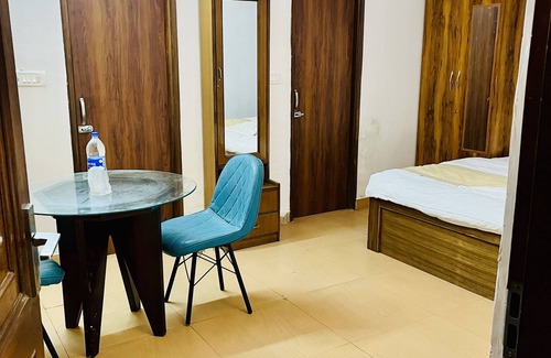 New Delhi Bed & Breakfast | Centrally located Property in South Delhi. Well connected With Metro and Roads