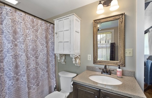 Dundee House | Centrally Located Quaint Country Cottage Built in the 1850's