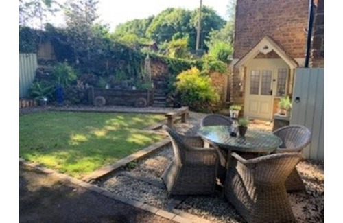 Culworth House | Centrally Located stone cottage with Log Burner
