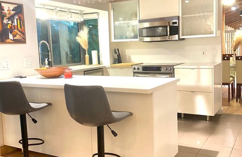 The Crossings House | Centrally located shopping, restaurants, movies, and parks!