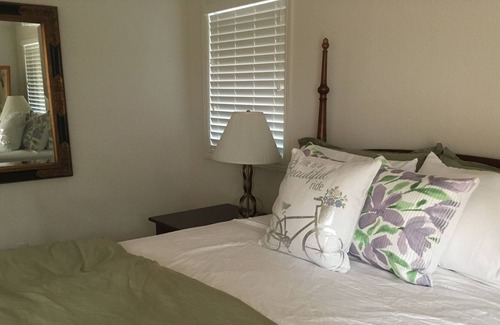 St. Helena House | Centrally located St. Helena retreat - 10 minute walk to wineries and downtown!
