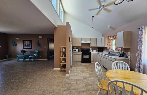 Espanola House | Centrally-located, sweeping mountain views!