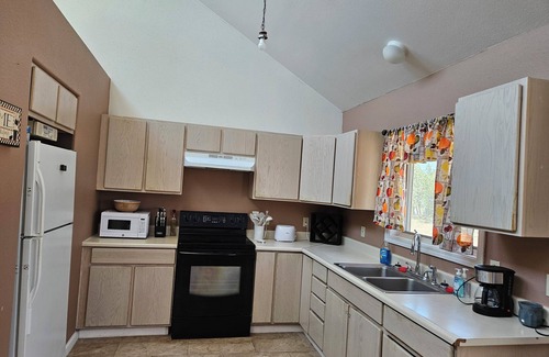 Espanola House | Centrally-located, sweeping mountain views!