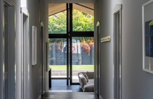 Grey Lynn Villa | Centrally located, then The Tranquil Retreat is close to Auckland’s nightlife and waterfront. Calm and serene enjoy the outdoor surround sound music and fireplace. The ultimate inner-city getaway.