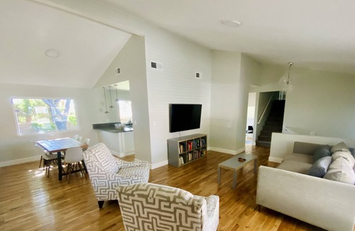 Chinatown House | Centrally located to everything! 5-7 min to Strip!